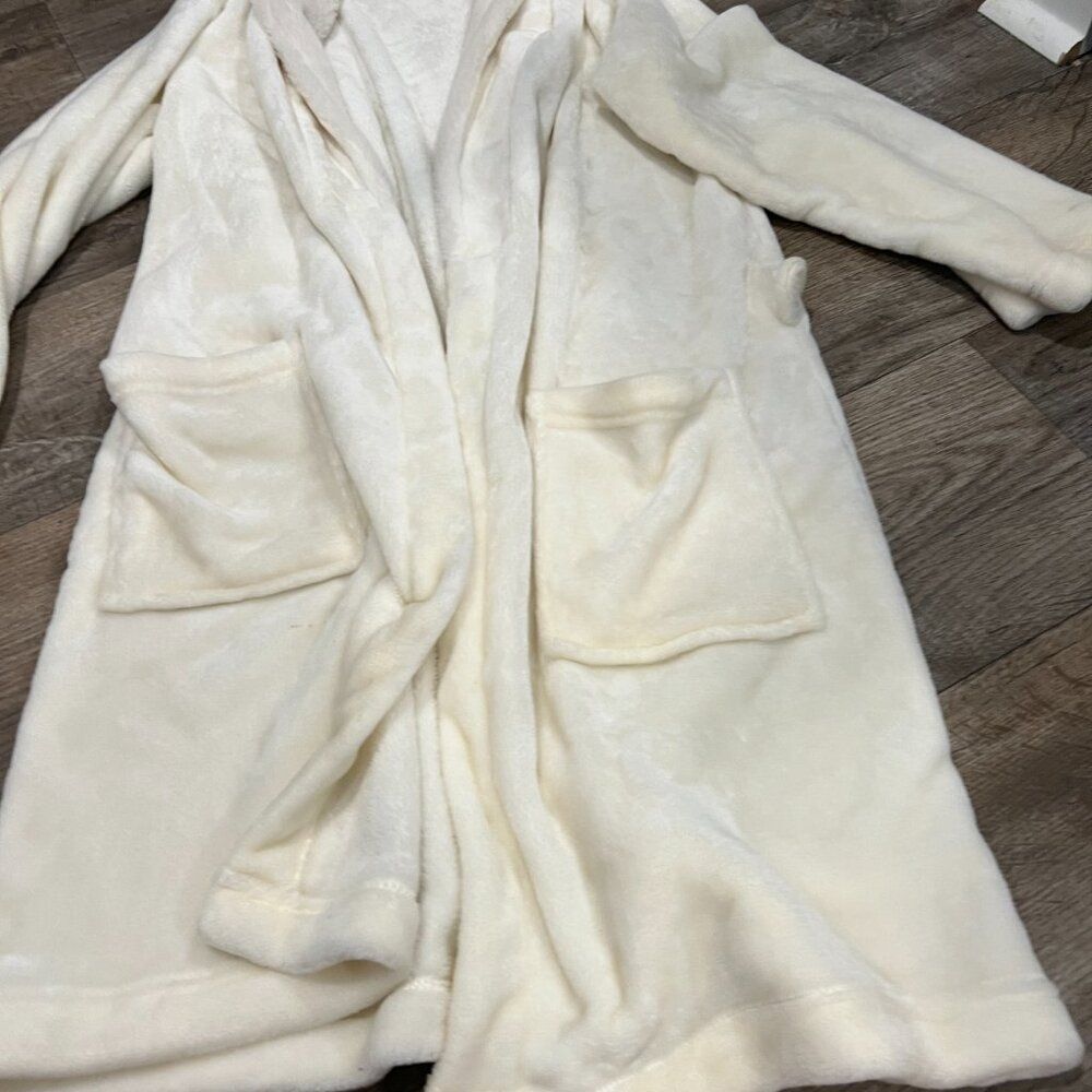 Adrienne Vittadini OS Robe - Picture 5 of 10